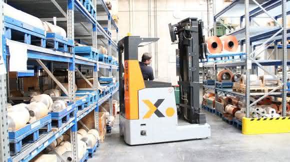 The SQ reach trucks are particularly suitable for companies where the transportation requirements increase due to particularly heavy and bulky loads. The SQ reach trucks are particularly suitable for companies where the transportation requirements increase due to particularly heavy and bulky loads.