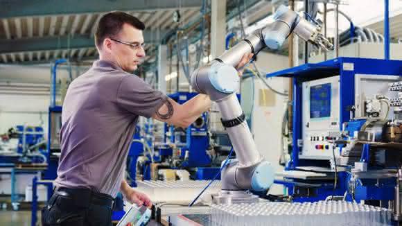 Hofmann decided to hand over repetitive tasks to UR robots in order to play to the strengths of its skilled workers in the traditional glassblowing trade. (Pictures: Hofmann)