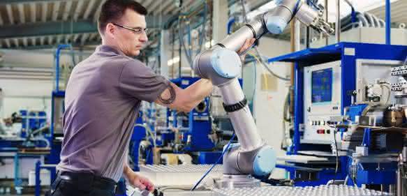 Hofmann decided to hand over repetitive tasks to UR robots in order to play to the strengths of its skilled workers in the traditional glassblowing trade. (Pictures: Hofmann)