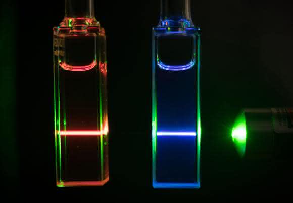 Emission von Rylene-Farbstoffen, die im Rahmen von CataLight als Lichtsammeleinheiten eingesetzt werden, um eine effiziente Photokatalyse zur Wasserspaltung zu aktivieren. (Bild: FSU, Martin Schulz) Emission von Rylene-Farbstoffen, die als Lichtsammeleinheiten eingesetzt werden. (Bild: FSU, Martin Schulz)