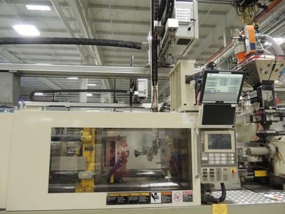 Robots for the production of plastic parts