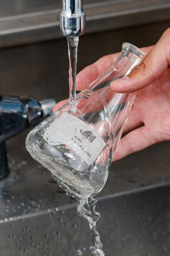 Das wasserlösliche Papieretikett B-403 von Brady Corporation löst sich nach Kontakt mit warmem Wasser innerhalb von 30 Sekunden vollständig auf. (Bild: Brady) Das wasserlösliche Papieretikett B-403 von Brady Corporation löst sich nach Kontakt mit warmem Wasser innerhalb von 30 Sekunden vollständig auf. (Bild: Brady)