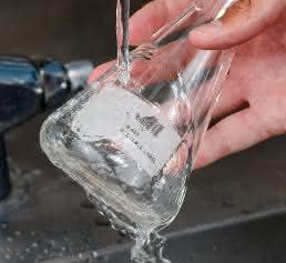Das wasserlösliche Papieretikett B-403 von Brady Corporation löst sich nach Kontakt mit warmem Wasser innerhalb von 30 Sekunden vollständig auf. (Bild: Brady) Das wasserlösliche Papieretikett B-403 von Brady Corporation löst sich nach Kontakt mit warmem Wasser innerhalb von 30 Sekunden vollständig auf. (Bild: Brady)