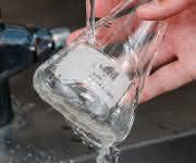 Das wasserlösliche Papieretikett B-403 von Brady Corporation löst sich nach Kontakt mit warmem Wasser innerhalb von 30 Sekunden vollständig auf. (Bild: Brady)