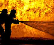 Feuerwehrleute können Dampfverbrennungen durch ihren eigenen Schweiß erleiden. (Bild: empa) Feuerwehrleute löschen ein Feuer