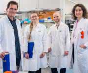 Die Hauptautoren der Studie (v.l.): Molekularbiologe Dr. Sebastian Leidel, ... Gruppenbild der Hauptautoren im Labor