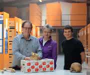 Jesper Boldsen von der Universität Süddänemark (links) erläutert Almut Nebel und Ben Krause-Kyora ... Jesper Boldsen von der Universität Süddänemark erläutert Almut Nebel und Ben Krause-Kyora von der Universität Kiel die Knochenveränderungen