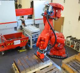 Robotertechnik entlastet Mitarbeiter von schweren, ermüdenden und monotonen Tätigkeiten Robotertechnik entlastet Mitarbeiter von schweren, ermüdenden und monotonen Tätigkeiten