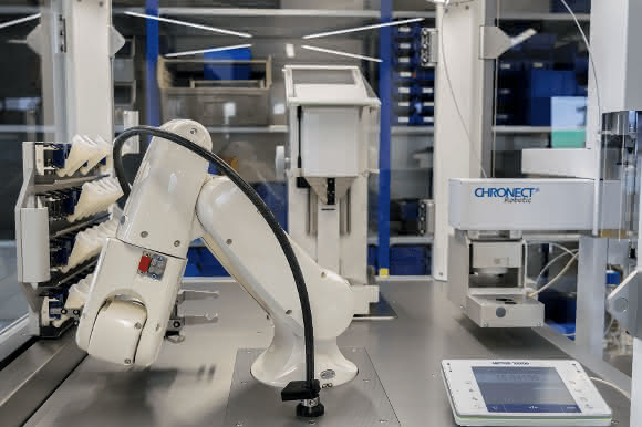 Automatisierte Probenvorbereitung: Chronect Bionic ist ein multidimensional arbeitender Roboter mit sechs Gelenken, welche sich unabhängig voneinander bewegen können. Automatisierte Probenvorbereitung
