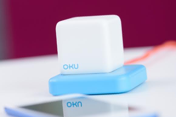 Das von mySkin entwickelte mobile Endgerät „OKU“ analysiert verschiedenste Hauteigenschaften und kann Empfehlungen zur Hautpflege geben. (Bild: Evonik) Das von mySkin entwickelte mobile Endgerät „OKU“ analysiert verschiedenste Hauteigenschaften und kann Empfehlungen zur Hautpflege geben. (Bild: Evonik)