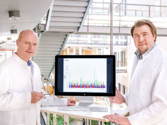 Prof. Dr. Markus Nöthen (links) und Dr. Andreas Forstner mit einem Manhattan-Diagramm