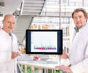 Prof. Dr. Markus Nöthen (links) und Dr. Andreas Forstner mit einem Manhattan-Diagramm: ... Prof. Dr. Markus Nöthen (links) und Dr. Andreas Forstner mit einem Manhattan-Diagramm
