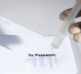 Unsichtbares Passwort: Die Information für die Verschlüsselung steckt im Molekül, zum Beispiel als Flüssigkeit auf Papier aufgetropft. (Foto: Amadeus Bramsiepe, KIT) Abstrakte Darstellung Passwortverschlüsselung