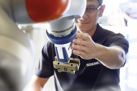 Cooperation between humans and robots