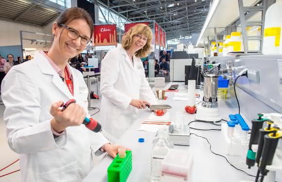 Aktion an der Laborbank im Live Lab Lebensmittelanalytik