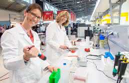 Aktion an der Laborbank im Live Lab Lebensmittelanalytik