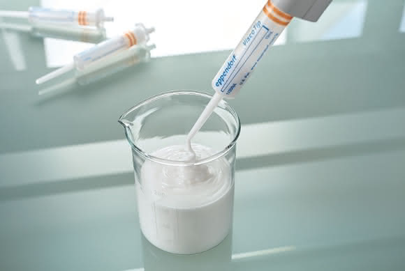 Mit dem ViscoTip von Eppendorf zähe Flüssigkeiten pipettieren.
