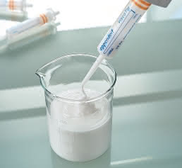 Mit dem ViscoTip von Eppendorf zähe Flüssigkeiten pipettieren. Mit dem ViscoTip von Eppendorf zähe Flüssigkeiten pipettieren.