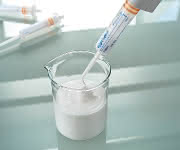 Mit dem ViscoTip von Eppendorf zähe Flüssigkeiten pipettieren.