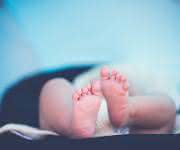 Wichtiges Produkt aus Acrylatpolymeren: Flüssigkeitsabsorber in Windeln. Baby mit Windel