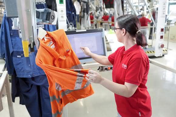 Quality assurance of rental clothing: Rental protective clothing is checked Quality assurance of rental clothing: Rental protective clothing is checked