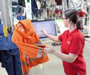 Qualitätssicherung von Mietkleidung: Miet-Schutzkleidung wird geprüft