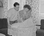 Wunschkind? Die medikamentöse Geburtenkontrolle kann bald auch der Mann übernehmen. (Bild: Deutsche Fotothek/Roger Rössing) Mann und Frau an der Kinderwiege