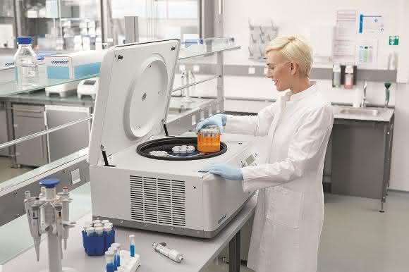 Labormitarbeiterin mit der neuen Centrifuge 5910R von Eppendorf Labormitarbeiterin mit der neuen Centrifuge 5910R von Eppendorf