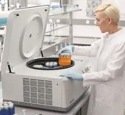 Labormitarbeiterin mit der neuen Centrifuge 5910R von Eppendorf