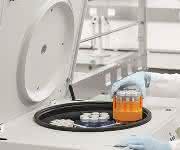 Labormitarbeiterin mit der neuen Centrifuge 5910R von Eppendorf