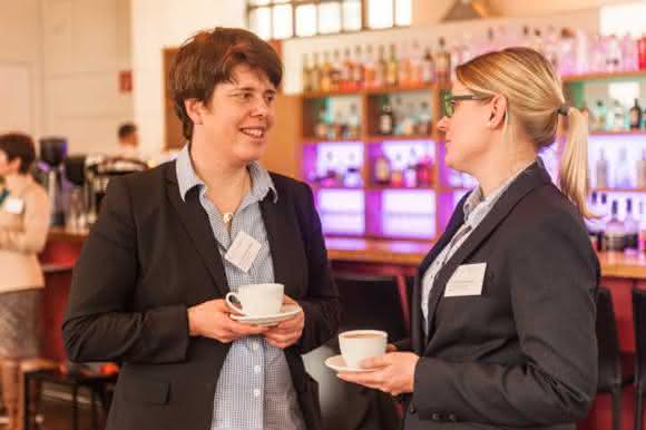Prof. Dr. Katharina Landfester (links), Direktorin am MPI-P, und Dr. Britta Unruhe-Knauf