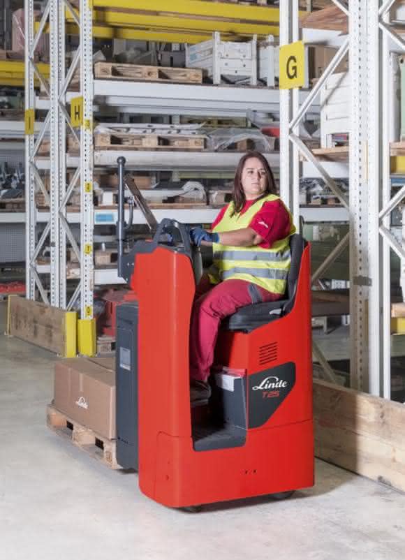 ine gute Sicht verschafft dem Bediener die Sitzposition 90 Grad zur Fahrtrichtung. (Bild: Linde)