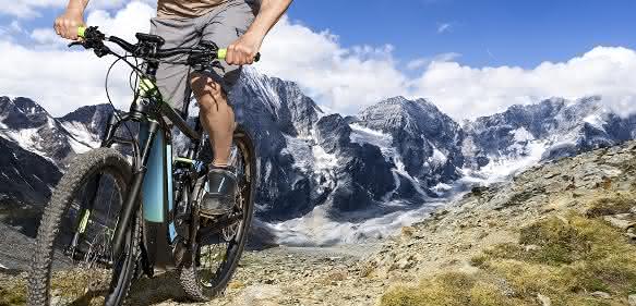 Verzahnte Antriebskomponenten für Elektrofahrzeuge und E-Bikes aus Metall und Kunststoff