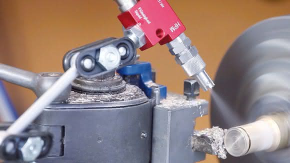 Plug-in connections for spray dosing: Economically lubricated for 70 years Plug-in connections for spray dosing: Economically lubricated for 70 years