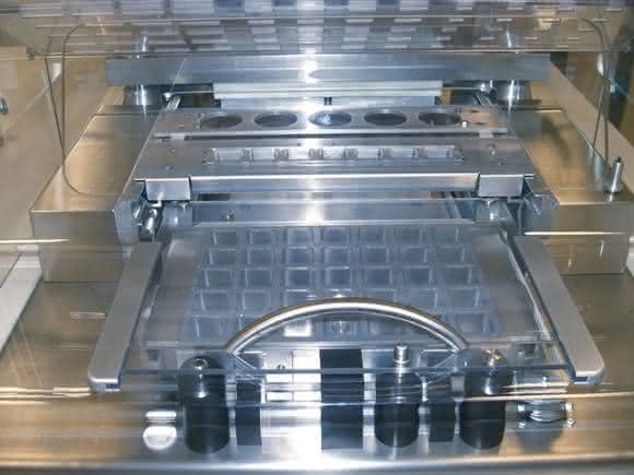 Machine for packaging individual doses of medication