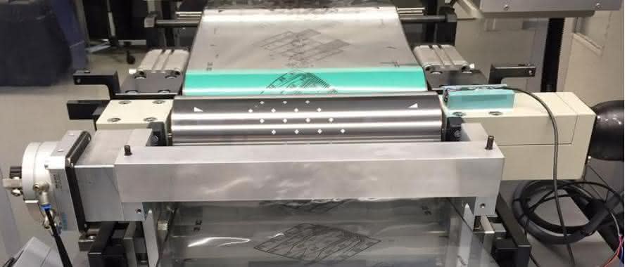 Endlosfolie mit gedruckten Biosensoren: Fraunhofer hat ein günstiges Rolle-zu-Rolle-Verfahren entwickelt. (Bild: Fraunhofer IBMT) Gerät zur Herstellung von Endlosfolie mit gedruckten Biosensoren