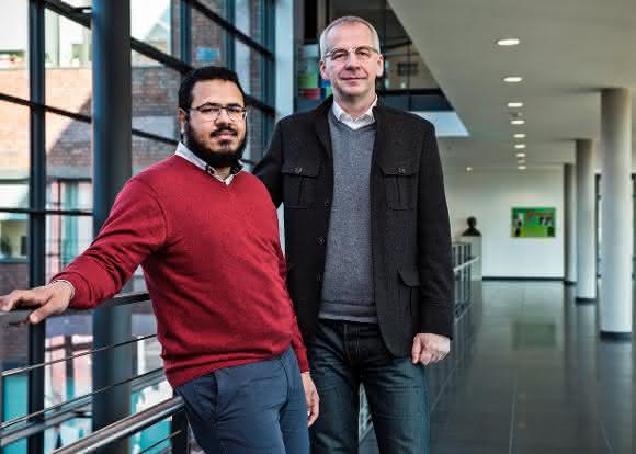 Dr. Ashour Ahmed und Professor Oliver Kühn