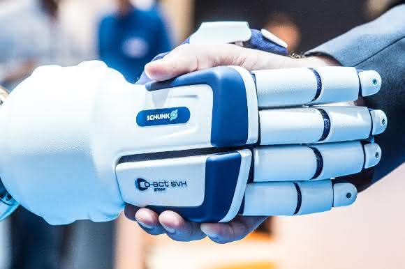 Roboter gibt Mensch die Hand