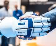 Roboter gibt Mensch die Hand