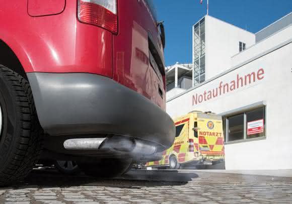 Autoabgase vor der Notaufnahme