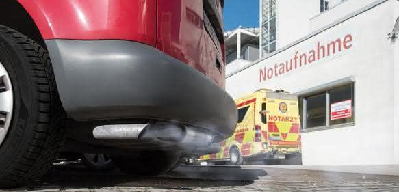 Autoabgase vor der Notaufnahme