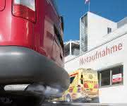 Ein schneller Anstieg der Luftverschmutzung durch Stickoxide vergrößert das Herzinfarktrisiko, so eine Studie des Uniklinikum Jena. (Bild: Michael Szabó/ UKJ) Autoabgase vor der Notaufnahme