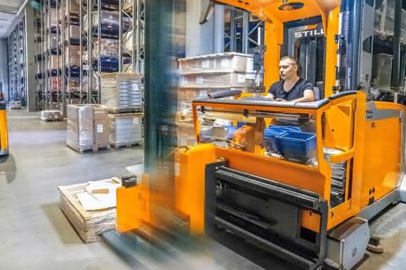 Pro Woche liefert Schuon bis zu 20.000 Pakete aus. Da sind Effizienz und Schnelligkeit gefragt. Hier punktet der MX-X durch eine Verbesserung der Ergonomie. (Bild: Still)