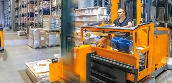 Pro Woche liefert Schuon bis zu 20.000 Pakete aus. Da sind Effizienz und Schnelligkeit gefragt. Hier punktet der MX-X durch eine Verbesserung der Ergonomie. (Bild: Still)