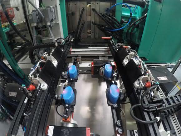 The caps (blue) must be closed while still warm so that they can later seal bottles of all kinds tightly. (Image: Gimatic)
