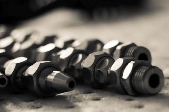Articulated coolant hoses Articulated coolant hoses