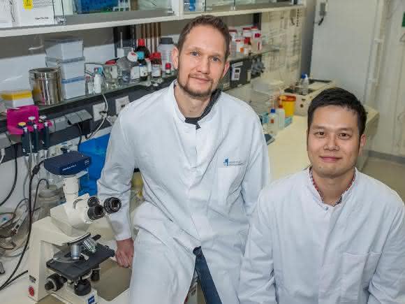 Dr. Martin Breitbach und Dr. Kenichi Kimura im Labor