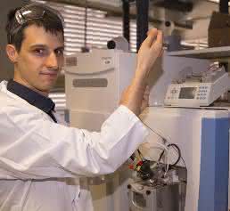 Erstautor Edoardo Longo im Labor (Bild: unibz) Erstautor Edoardo Longo