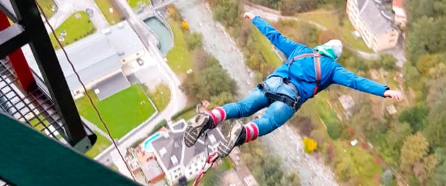 Springer im freien Fall: Nach nur wenigen Sprüngen gelang es erstmals, das sogenannte Bereitschaftspotential in einer Extrem-Situation außerhalb des Labors nachzuweisen. (Bild: Surjo R. Soekadar) Bungee-Springer im freien Fall