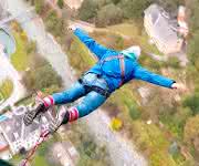 Bungee-Springer im freien Fall